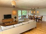 Wohnzimmer mit großen Fenstern und Blick ins Grüne - Villa Bergsmåla - Top-Hundeurlaub