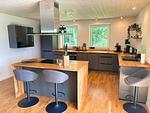 Moderne Küche mit Kochinsel in der Villa Bergsmåla - Villa Bergsmåla - Top-Hundeurlaub