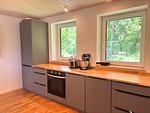 Moderne Einbauküche im Ferienhaus am See - Villa Bergsmåla - Top-Hundeurlaub