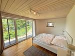 Schlafzimmer mit großen Fenstern und Naturblick - Villa Bergsmåla - Top-Hundeurlaub