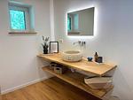 Modernes Badezimmer mit Natursteinwaschbecken - Villa Bergsmåla - Top-Hundeurlaub