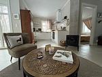 Wohnzimmer mit Tisch und Stühlen im Ferienhaus Paws of Idhult - Paws of Idhult - Top-Hundeurlaub