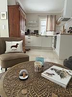 Wohnzimmer mit Sofa und gemütlicher Einrichtung im Ferienhaus - Paws of Idhult - Top-Hundeurlaub