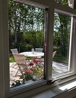Blick aus dem Fenster auf Natur und Garten am Ferienhaus - Paws of Idhult - Top-Hundeurlaub