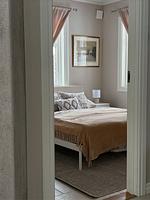 Schlafzimmer mit Bett und heller Einrichtung im Ferienhaus - Paws of Idhult - Top-Hundeurlaub