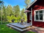 Eingang zum roten Schwedenhaus mit Terrasse in ruhiger Lage - Paws of Idhult - Top-Hundeurlaub