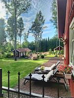 Sitzplatz im Garten mit Tisch und Stühlen am Ferienhaus - Paws of Idhult - Top-Hundeurlaub