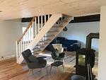 Wohnbereich mit Treppe und Sitzbereich im offenen Raum - Villa Yasjö - Top-Hundeurlaub