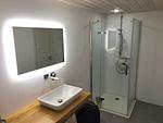 Badezimmer mit Spiegel und Dusche im Ferienhaus Villa Yasjö - Villa Yasjö - Top-Hundeurlaub