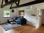 Wohnbereich mit Sofa und offenem Raumkonzept im Ferienhaus - Villa Yasjö - Top-Hundeurlaub
