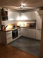 Moderne Küche mit Arbeitsfläche und Beleuchtung im Ferienhaus Villa Yasjö - Villa Yasjö - Top-Hundeurlaub