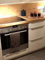 Moderne Küche mit Backofen und Kochfeld im Ferienhaus in Schweden - Villa Yasjö - Top-Hundeurlaub