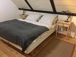 Schlafzimmer mit Doppelbett und Holzbalken im Ferienhaus Villa Yasjö - Villa Yasjö - Top-Hundeurlaub