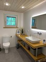 Badezimmer mit Dusche und moderner Ausstattung im Ferienhaus - Villa Yasjö - Top-Hundeurlaub