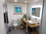 Badezimmer mit Doppelwaschbecken im modernen Ferienhaus - Villa Yasjö - Top-Hundeurlaub