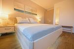 Schlafzimmer mit Bett und Kleiderschrank - Strandnah - Top-Hundeurlaub