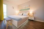 Helles Schlafzimmer mit Doppelbett und Nachtkommode - Strandnah - Top-Hundeurlaub