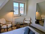 Schlafzimmer 1 mit Gaubenfenster, Doppelbett, Kommode - Ausklang - Top-Hundeurlaub