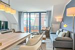Wohnzimmer mit Essbereich und Sofa - Wohnung 03-5 - Top-Hundeurlaub