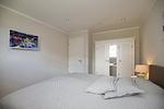 2. Schlafzimmer mit Doppelbett, Kleiderschrank und TV - Reethaus 18b - Huus Berti - Top-Hundeurlaub