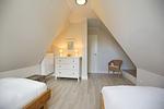 3. Schlafzimmer mit Kommode - Reethaus 18b - Huus Berti - Top-Hundeurlaub