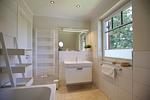 Badezimmer mit Waschbecken und Fenster - Reethaus 18b - Huus Berti - Top-Hundeurlaub