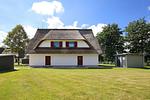 Blick auf den Haupteingang - Reethaus 18b - Huus Berti - Top-Hundeurlaub