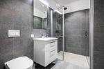 Badezimmer mit Dusche, Waschtisch, WC und Spiegel - Krusespeicher 3-47 - Top-Hundeurlaub