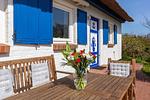 Terrasse mit Holztisch und Blumenstrauß - Seeräuber - Top-Hundeurlaub