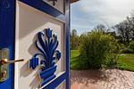 Grüner Gartenbereich mit blauer Tür - Seeräuber - Top-Hundeurlaub