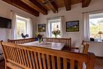 Gemütlicher Wohnraum mit Holztisch und Fensterblick - Seeräuber - Top-Hundeurlaub