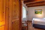 Helles Schlafzimmer mit Holzverkleidung und Kunst - Seeräuber - Top-Hundeurlaub