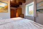 Schlafzimmer mit zwei Einzelbetten und Holzdecke - Seeräuber - Top-Hundeurlaub