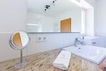 Helles Badezimmer mit Waschbecken und Spiegel - Seeräuber - Top-Hundeurlaub
