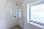 Moderne Dusche in hellem Badezimmer - Seeräuber - Top-Hundeurlaub