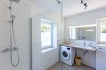 Helles Badezimmer mit Dusche und Fenster - Seeräuber - Top-Hundeurlaub