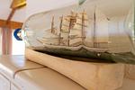 Segelschiff-Modell in einer Flasche auf einem Tisch - Seeräuber - Top-Hundeurlaub