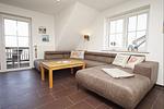 Wohnzimmer - Wohnung 04: Balkon, Boddenblick, Sauna- und Schwimmbadnutzung - Top-Hundeurlaub