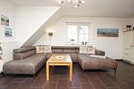Wohnzimmer - Wohnung 04: Balkon, Boddenblick, Sauna- und Schwimmbadnutzung - Top-Hundeurlaub