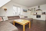 Wohnzimmer - Wohnung 04: Balkon, Boddenblick, Sauna- und Schwimmbadnutzung - Top-Hundeurlaub