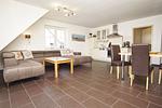 Wohnzimmer - Wohnung 04: Balkon, Boddenblick, Sauna- und Schwimmbadnutzung - Top-Hundeurlaub