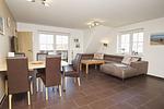 Wohnzimmer - Wohnung 04: Balkon, Boddenblick, Sauna- und Schwimmbadnutzung - Top-Hundeurlaub