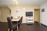 Wohnzimmer - Wohnung 04: Balkon, Boddenblick, Sauna- und Schwimmbadnutzung - Top-Hundeurlaub