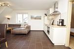 Wohnzimmer - Wohnung 04: Balkon, Boddenblick, Sauna- und Schwimmbadnutzung - Top-Hundeurlaub