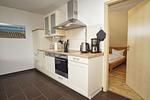 Küche / Küchenzeile - Wohnung 04: Balkon, Boddenblick, Sauna- und Schwimmbadnutzung - Top-Hundeurlaub