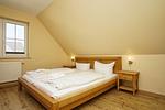 Schlafzimmer - Wohnung 04: Balkon, Boddenblick, Sauna- und Schwimmbadnutzung - Top-Hundeurlaub