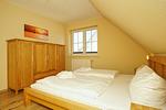 Schlafzimmer - Wohnung 04: Balkon, Boddenblick, Sauna- und Schwimmbadnutzung - Top-Hundeurlaub