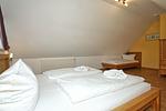 Schlafzimmer - Wohnung 04: Balkon, Boddenblick, Sauna- und Schwimmbadnutzung - Top-Hundeurlaub