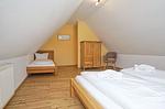 Schlafzimmer - Wohnung 04: Balkon, Boddenblick, Sauna- und Schwimmbadnutzung - Top-Hundeurlaub