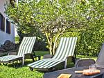 sonniger Garten mit Sonnenliegen - Iris Ferienhaus - Top-Hundeurlaub
